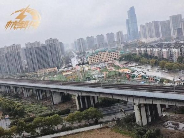 九鼎配资 400多万买到“高铁房”后，杭州男子脑袋嗡嗡的：2分钟一班，受不了！